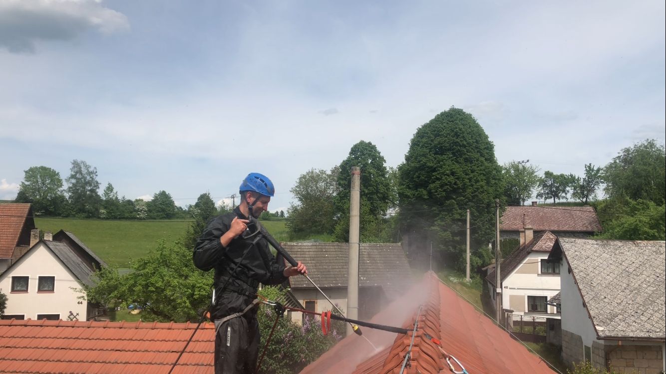 čištění střechy od mechu